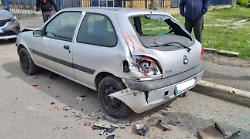 Camion distrugge auto in sosta per evitare lo scontro frontale con un'altra vettura