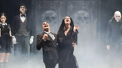 La Famiglia Addams torna in scena al Teatro Moderno: una commedia musicale per tutta la famiglia