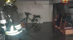 Incendio in un garage in città: intervento tempestivo dei vigili del fuoco evita la propagazione delle fiamme