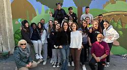 Un murale che unisce studenti, artisti e detenuti: quando l'arte è senza confini 