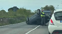 Auto si ribalta sulla strada delle Collacchie: traffico bloccato e conducente soccorso