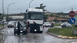 Madre e figlia tamponate da camion: traffico bloccato per un incidente all'ingresso della zona industriale