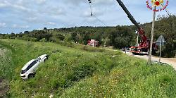 Intervento dei vigili del fuoco a Massa Marittima: auto finisce in un fosso, illesi gli occupanti
