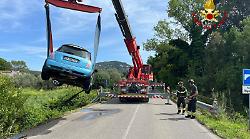Perde il controllo dell'auto e finisce nel canale, ferito un uomo sulla Strada provinciale 152