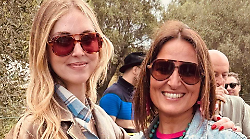 Hypermaremma inaugura la stagione ad Ansedonia con l’opera di Maria Loboda: tra arte, archeologia e vip