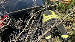 Fuori strada con l'auto, si schianta contro un albero: ferito un uomo sulla Strada provinciale dello Sbirro 