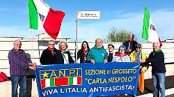 Il flash mob dell'Anpi con il cartello stradale: "Via Almirante, gerarca fascista e razzista"