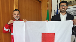 È la Settimana della Croce Rossa: bandiera esposta a palazzo comunale e in piazza.  E il municipio si colora di rosso. 