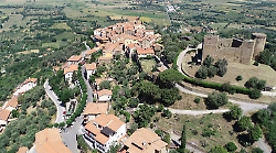 Anziani bloccati fuori dall'ambulatorio chiuso: disagi e critiche a Scarlino