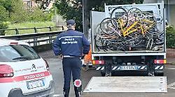Rimosse decine di biciclette abbandonate in tutta la città: operazione pulizia nel Golfo