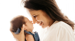 Gli eredi del garofano: la vera storia della Festa della Mamma tra amore e sfide moderne