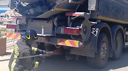 Cede il terreno, autocarro in bilico: intervento di recupero dei Vigili del fuoco