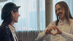 “Questo flow è pazzesco”: Tommy Cash scopre Lucio Corsi e ne diventa fan prima ancora dell’Eurovision