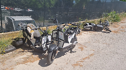 Grosseto, il cimitero dei motorini. Rubano pezzi agli scooter elettrici e li abbandonano tra i rifiuti