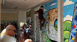 Un murale per Aurora: la scuola la ricorda con l’opera che lei stessa aveva creato