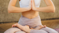 Dal saluto al sole al tramonto sul mare: a Marina di Grosseto arriva lo Yoga Day