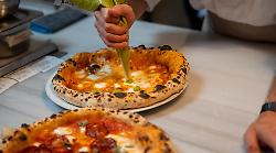 Quanto costa una pizza oggi: prezzi sempre più alti tra crisi energetica e rincari delle materie prime. La concorrenza delle gourmet e il futuro del prodotto simbolo dell'Italia