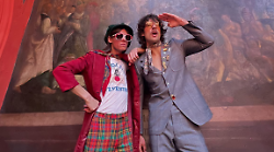 Roma, risate e vintage: l’incontro tra Go-Jo e Lucio Corsi conquista il web