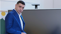 Chi è George Simion: il partito di estrema destra, la sconfitta alle elezioni in Romania, la protesta. La vicinanza a Trump e Orbán, curiosità e vita privata