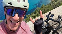 Il comico Giovanni Vernia pedala tra le meraviglie dell’Argentario