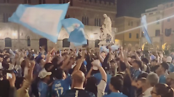 La città festeggia lo scudetto del Napoli: fuochi, cori e locali pieni