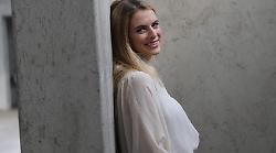 Elisa Balbo, il soprano laureato alla Bocconi: dall'economia alla musica lirica, gli inizi con il rock e il marito baritono. L'attenzione per la violenza sulle donne