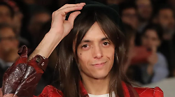 Ha cantato “Volevo essere un duro” e ha vinto sul serio: Lucio Corsi è platino
