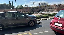 Scontro fra due auto in via Fossombroni: traffico bloccato, Polizia municipale in azione