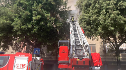 Incendio in via Bianciardi: paura per un’abitazione in fiamme, salva un’anziana