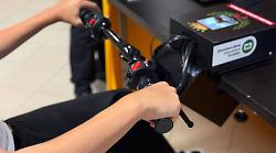 Ecco il nuovo simulatore hi-tech come scuola guida per lo scooter e la moto: insegna a riconoscere i pericoli e multa i trasgressori 