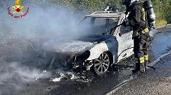 Fiamme improvvise, l'auto prende fuoco in strada: salvo il conducente 