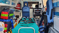 Attraversa la strada, poi lo schianto: un 90enne finisce in ospedale