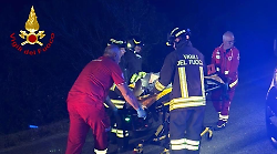 Finisce fuori strada e resta prigioniero dell’auto: lo salvano i vigili del fuoco