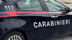 Inseguimento da film sulla Statale Aurelia: ladro di camper fugge contromano, poi scappa nei campi