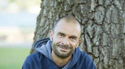 Lo scrittore Premio Strega Fabio Genovesi a Cala Civette per la passeggiata letteraria del festival "I luoghi del tempo"