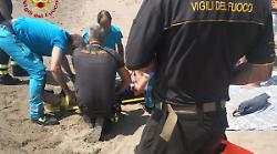 Malore in spiaggia, resta immobilizzato: soccorso dai Vigili del fuoco in fuoristrada a Principina a Mare