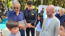 Eithan,  campioncino di scacchi non vedente di 10 anni, corona il sogno e sfida Andrea Bocelli