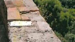 Raid vandalico a Pitigliano: lanciati laterizi da un muro verso la strada sottostante