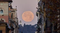 In cielo arriva la Luna piena più speciale dei prossimi 18 anni: uno spettacolo in diretta streaming dai telescopi di Manciano 