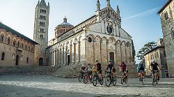 Passione bike, cento ciclisti da tutto il mondo per il festival internazionale "Grinduro": tre giorni tra pedalate, campeggio e musica