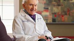 Come vivere in salute fino a 100 anni (e oltre): tutti i segreti del dottor Howard Tucker, il medico più anziano del mondo, star di TikTok