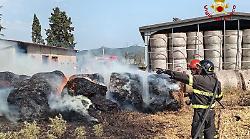 Rogo lungo la superstrada tra Giuncarico e Braccagni, pericolo per un capannone: in azione gli elicotteri