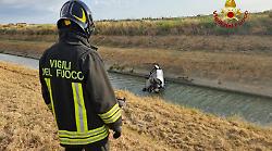 Perde il controllo dell'auto e si ribalta nel canale: ferito un giovane di 26 anni