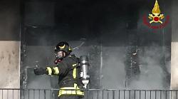 Il cane scappa in terrazza per sfuggire alle fiamme: salvato dai vigili del fuoco. Domato incendio in un appartamento 
