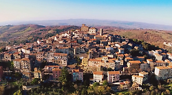Manciano celebra l’arte di Bozena Krol Legowska: un’esplosione di colori nel cuore del centro storico