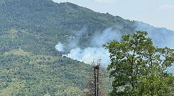 Bosco in fiamme, in azione l'elicottero: "Massima prudenza, non avvicinatevi"