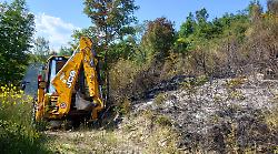 Domato il rogo a Selva con 13 operatori e 30 lanci dell'elicottero antincendio: bruciato un ettaro e mezzo di bosco