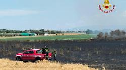 Fiamme vicino alla centrale a biogas, allarme per il deposito di idrocarburi e le abitazioni: "Incendio sotto controllo, ora la bonifica"