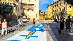 Che spettacolo l'infiorata: le vie del borgo diventano un tappeto floreale multicolore – TUTTE LE FOTO