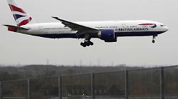 Lascia la porta della cabina aperta mentre pilota l'aereo per farsi vedere dai familiari: comandante di British Airways sospeso